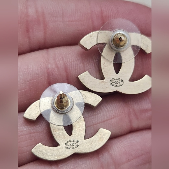 Classic CHANEL CC Stud Earrings - Picture 4 of 4